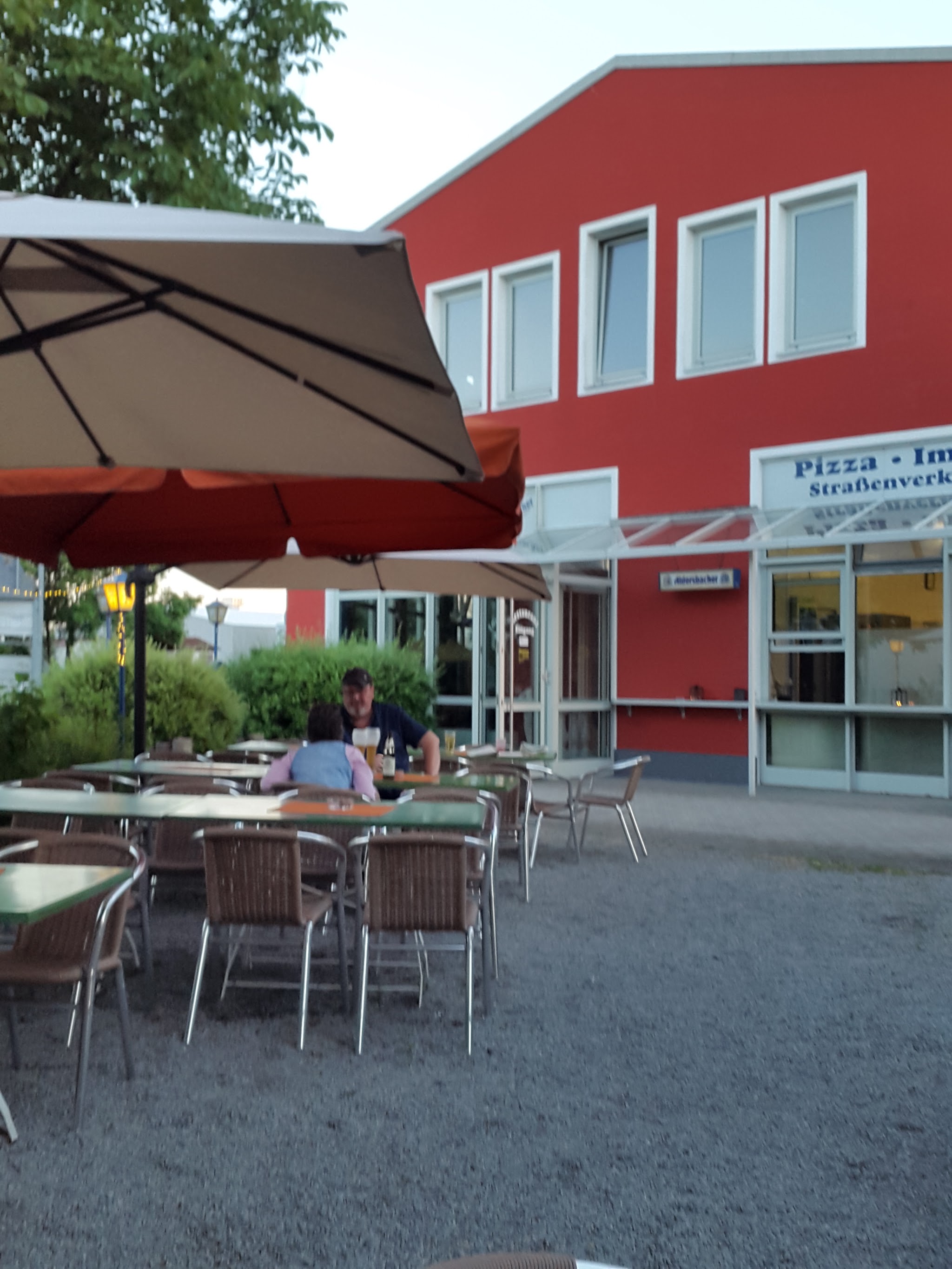 Zum Ferdl Außenbereich mit Sitzplätzen in Hengersberg