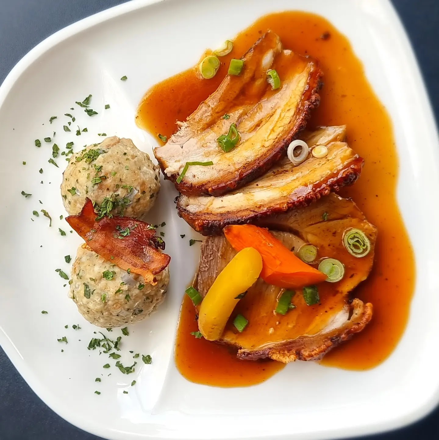 Rippchen mit Serviettenknödel