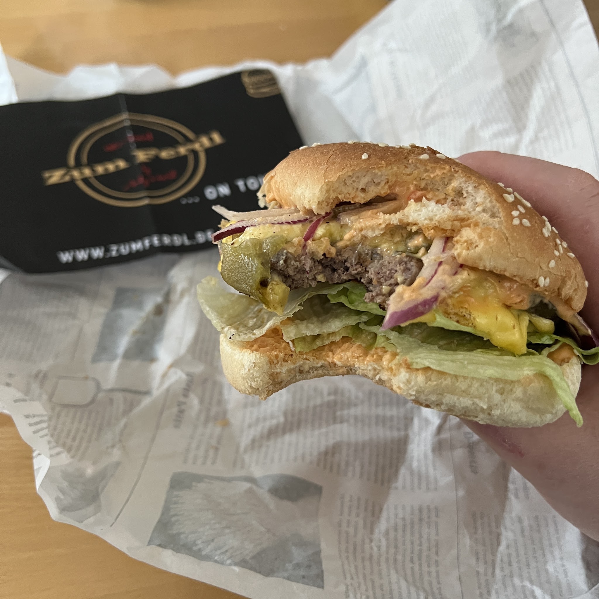 Zum Ferdl Burger in eigener Verpackung mit Logo