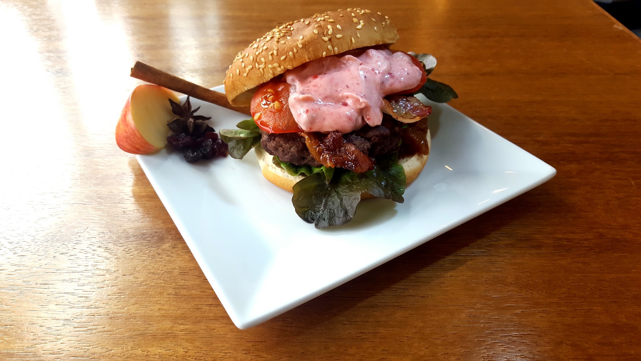 Gourmet-Burger mit Beerensauce
