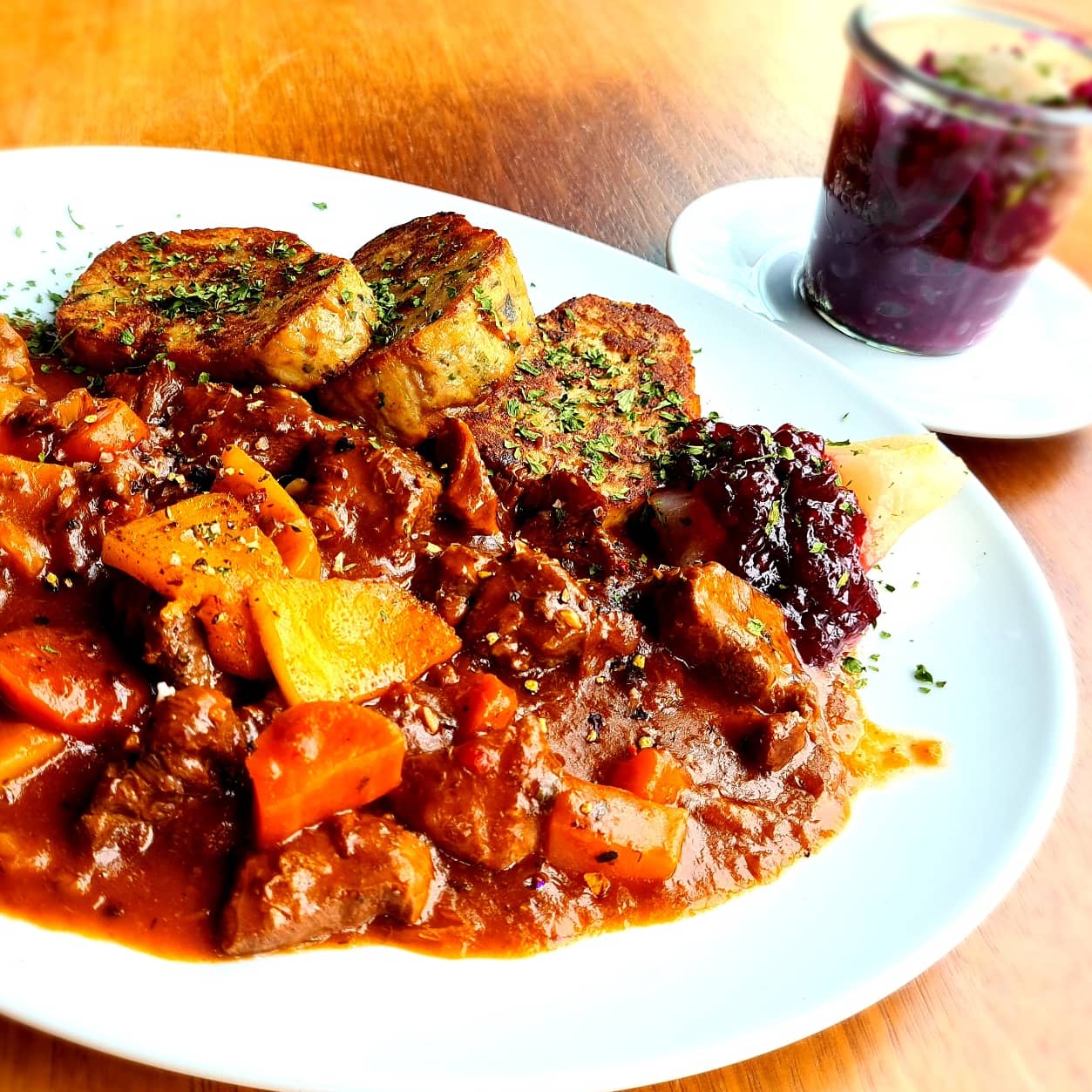 Rindergulasch mit Preiselbeeren